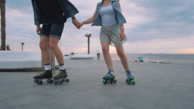 Dört tekerlekli paten ile Çift