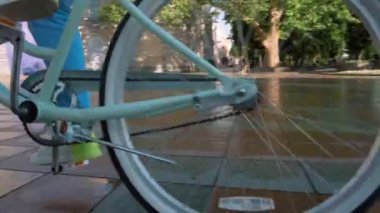 kadın binicilik bisiklet yeşil park