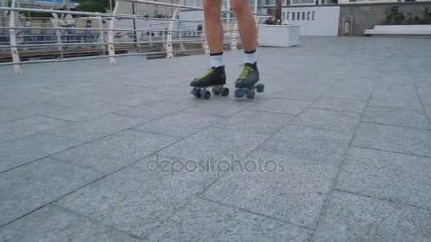 Homme avec patins à roulettes Quad — Video