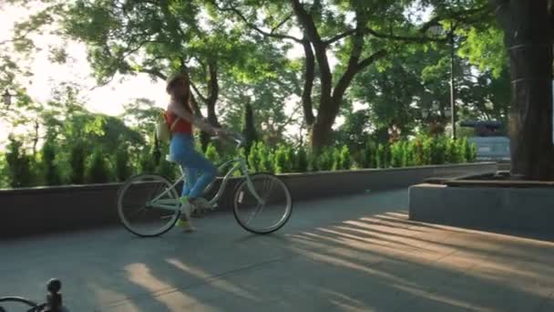 Mulher de chapéu com bicicleta vintage — Vídeo de Stock