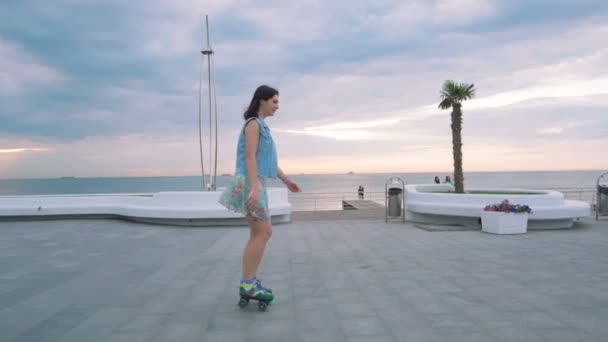 Femme avec patins à roulettes Quad — Video