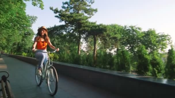 Mujer montando bicicleta vintage — Vídeos de Stock