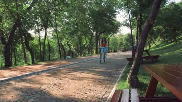 女人骑老式自行车 — 图库视频影像