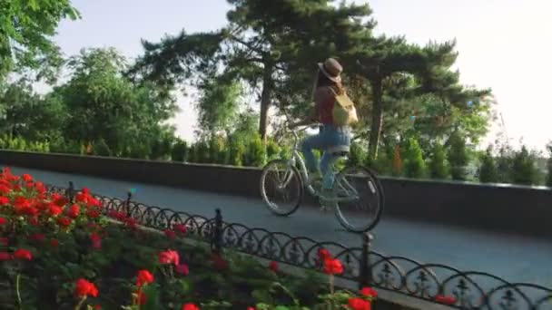 Mujer montando bicicleta vintage — Vídeo de stock