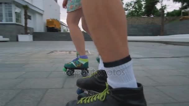 Пара с Quad Roller Skates — стоковое видео