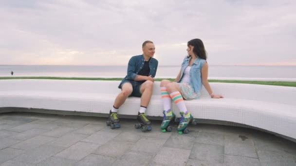 Пара с Quad Roller Skates — стоковое видео
