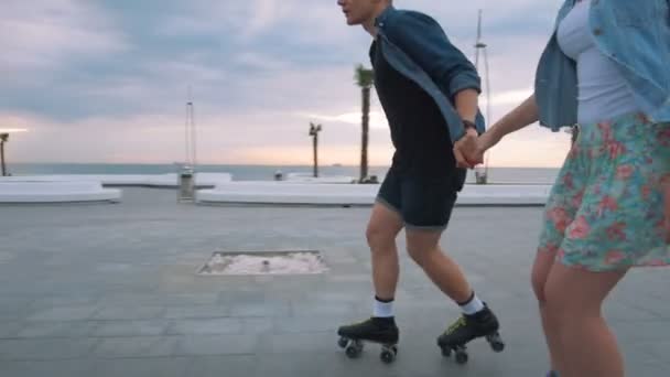 Casal com patins Quad Roller — Vídeo de Stock