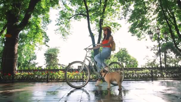 犬とビンテージ バイクを持つ女性 — ストック動画