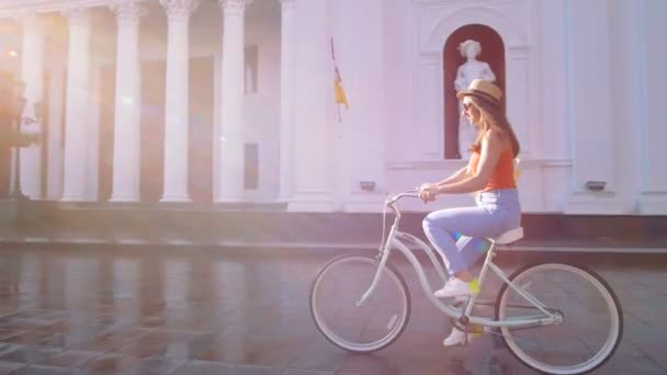 Mulher andar de bicicleta no centro da cidade — Vídeo de Stock