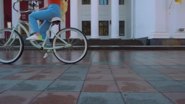 Kvinna cykling cykel — Stockvideo