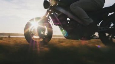 adam sürme motosiklet