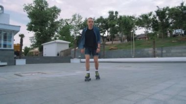 adam ile dört tekerlekli paten