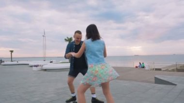 Dört tekerlekli paten ile Çift