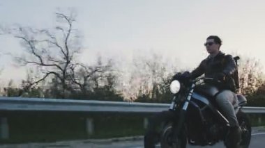 adam sürme motosiklet