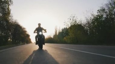 adam sürme motosiklet