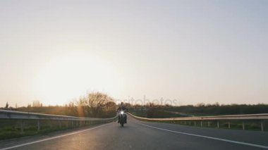 hipster adam sürme motosiklet