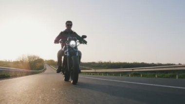 hipster adam sürme motosiklet