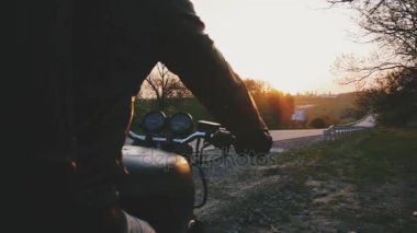 genç adam sürme motosiklet