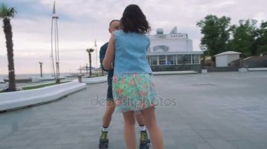 Dört tekerlekli paten ile Çift