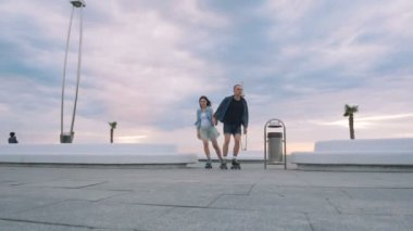 Dört tekerlekli paten ile Çift