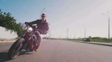 Yolda Motosiklete Binen Adam