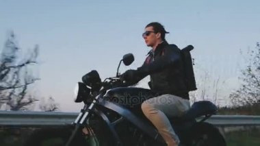Yolda Motosiklete Binen Adam
