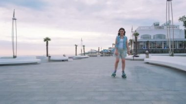 kadın ile dört tekerlekli paten sahilde
