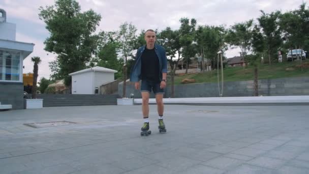 Hombre con patines de cuatro ruedas — Vídeos de Stock