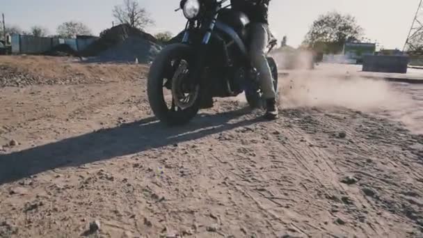 Hombre a la deriva con motocicleta — Vídeo de stock