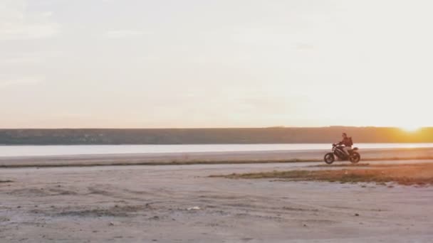 Hombre a caballo motocicleta en verano — Vídeos de Stock