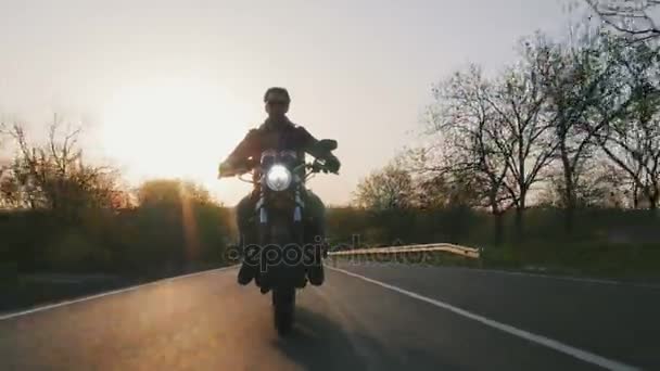 Muž na koni motocyklu — Stock video