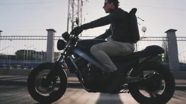 Muž na koni motocyklu na město — Stock video
