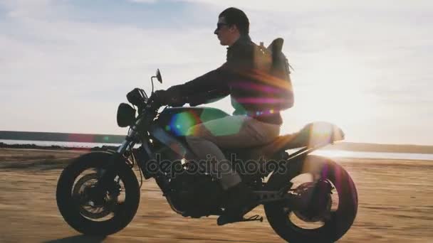 Hipster man riding motorcycle — Stock Video