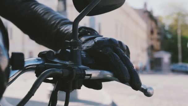 Detail člověka s motocyklu — Stock video