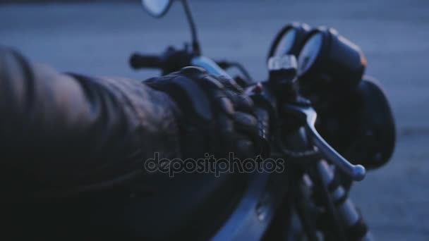 Primer plano del hombre con motocicleta — Vídeos de Stock