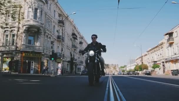 Man rijden motorfiets op stad — Stockvideo
