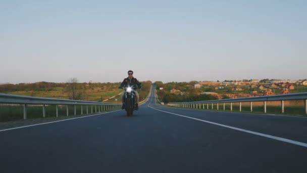 Adam motosiklet gün batımında — Stok video