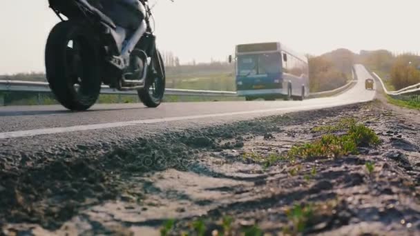 Man rider motorcykel vid solnedgången — Stockvideo