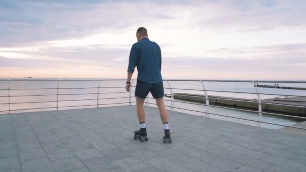 Hombre con patines de cuatro ruedas — Vídeo de stock