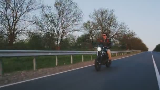 Человек на мотоцикле — стоковое видео