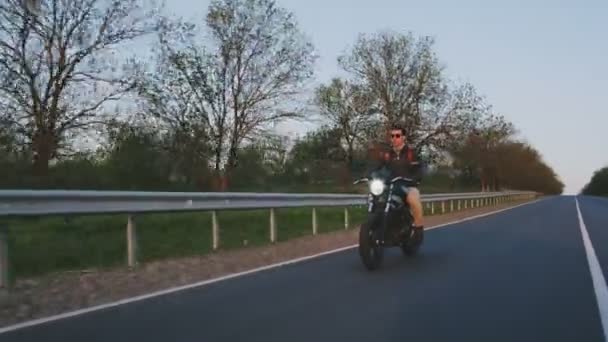 Hombre montando motocicleta — Vídeos de Stock