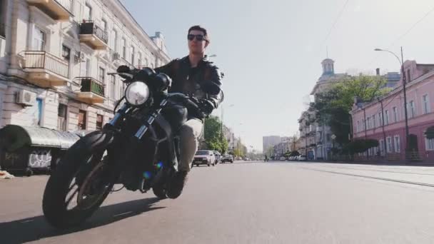 Uomo guida moto in città — Video Stock