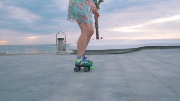 Frau mit Quad-Rollschuhen am Strand — Stockvideo
