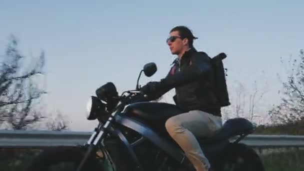 Man Riding motocykla na drogach — Wideo stockowe