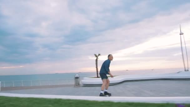 男とクワッド ローラー スケート — ストック動画