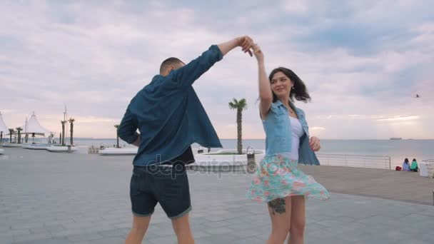 Couple avec Quad Roller Skates — Video