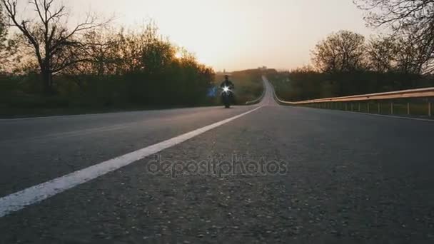 Muž na koni motocykl na silnici — Stock video