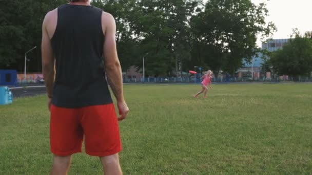 Woman and man playing frisbee — Stock Video