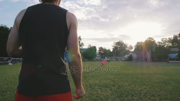 Mulher e homem jogando frisbee — Vídeo de Stock