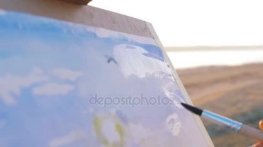 kadın sanatçı kumsalda boyama